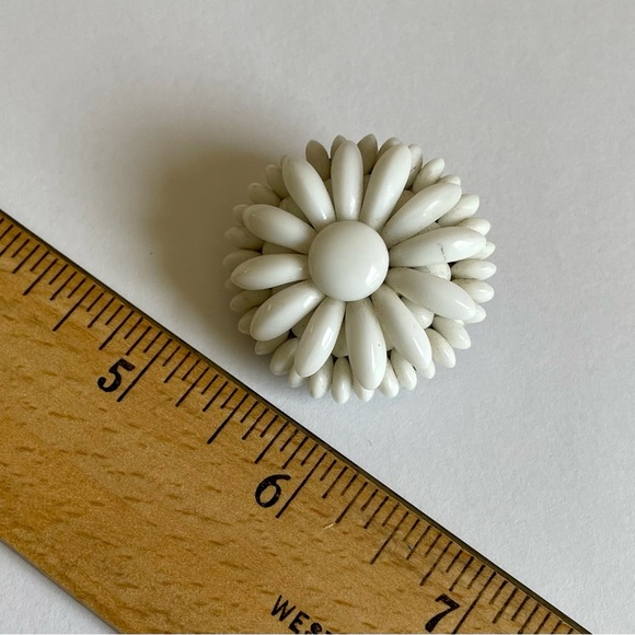 Vintage White Lucite Abstract Flower Brooch - Picture 3 of 4